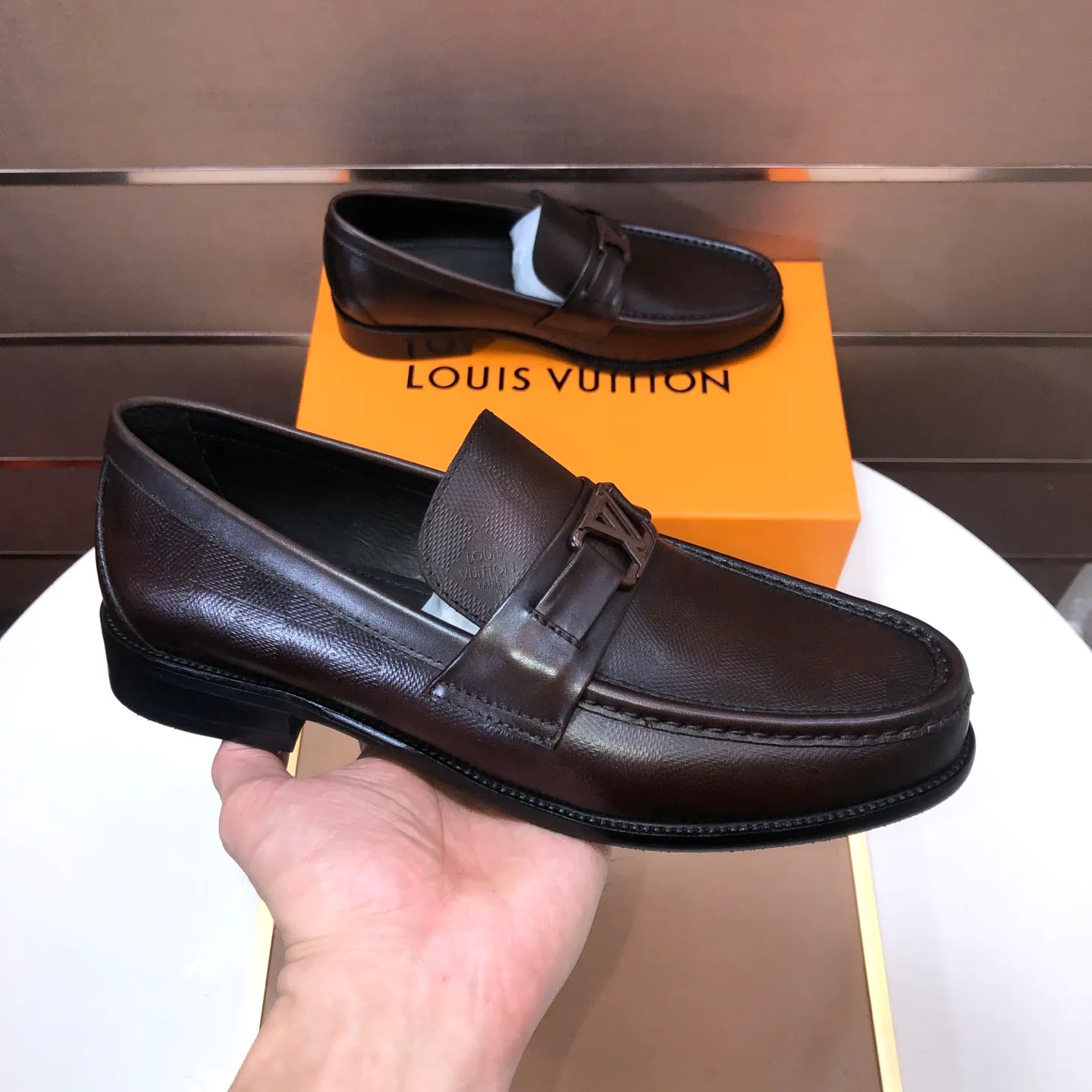 Men's men's shoes💰540💰[LV] (original single cowhide lining)🍀LV's latest genuine leather business suit shoes are available on the official website at the same time. The first-layer cowhide imported from Italy is made of heavy gold, and the official website has a 1:1 rubber outsole. Versatile to wear, high-end without losing class, and the color combination is extraordinary. This four-season style is alluring when worn on your feet, showing off your big-name flair. Standard code 38-45 (45 customized)
